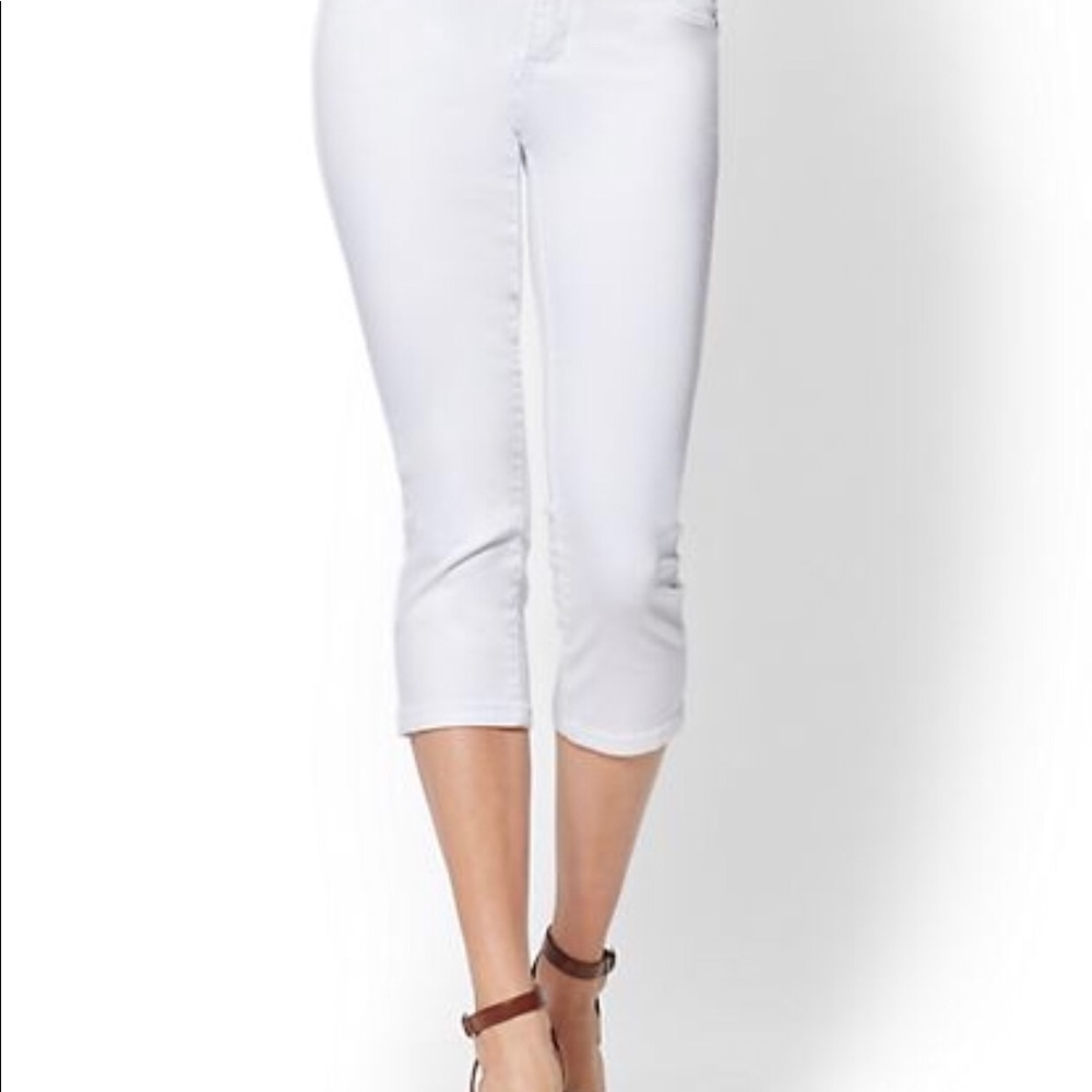 New York & Company White Leg Capris Jeans Size 6